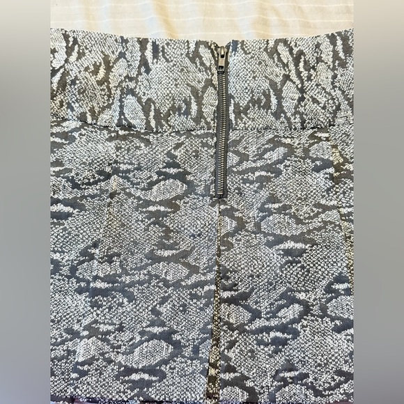 Walter Baker Black and White Patterned Skirt Size 6 - Picture 2 of 7